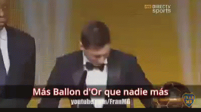 a man in a tuxedo stands in front of a microphone with the words mas ballon d' or que nadie mas on the bottom