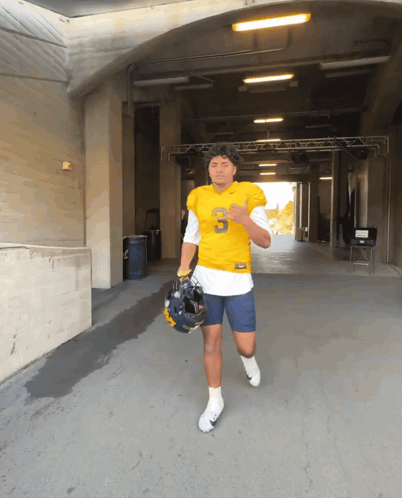 A Man In A Yellow Jersey With The Number 3 On It GIF