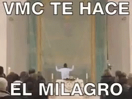 a man is giving a sermon in a church with a caption that says vmc te hace el milagro