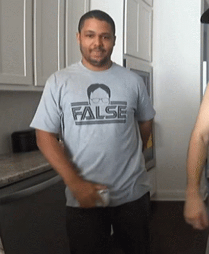 a man is wearing a shirt that says false on it