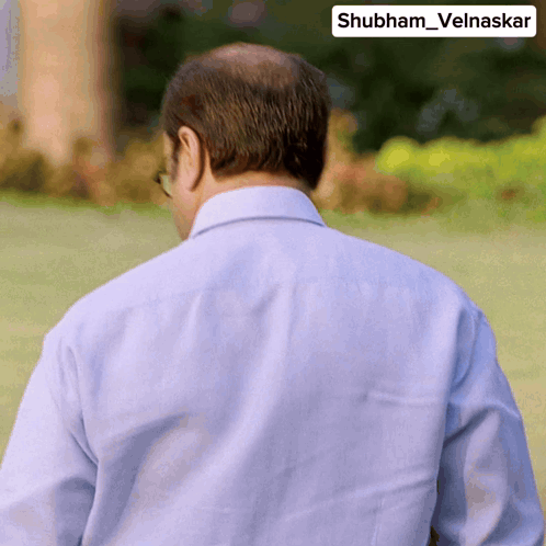 A Man 'S Back Is Shown With The Name Shubham Velnaskar On The Corner GIF