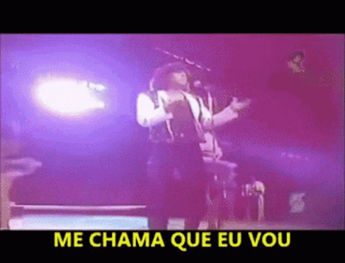 A Man Singing Into A Microphone With The Words Me Chama Que Eu Vou Written Below Him GIF