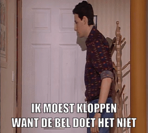 a man standing in front of a door with the words ik moest kloppen want de bel doet het niet on the bottom