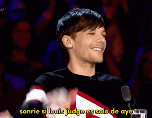 A Man Stands In Front Of A Microphone With The Words Sonrie Si Louis Judge Es Solo De Aye GIF