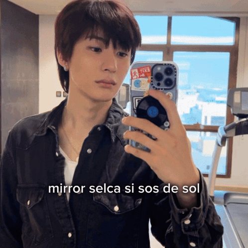 Man Taking Mirror Selfie With Mirror Selca Si Sos De Sol Text GIF