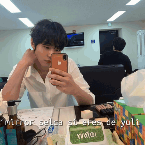 A Man Taking A Selfie With The Words Mirror Selca Si Eres De Yuti Written Below Him GIF