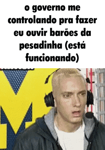 A Man Wearing Headphones With The Words O Governo Me Controlando Pra Fazer Eu Ouvir Barões Da Pesadinha ( Esta Funcionan GIF