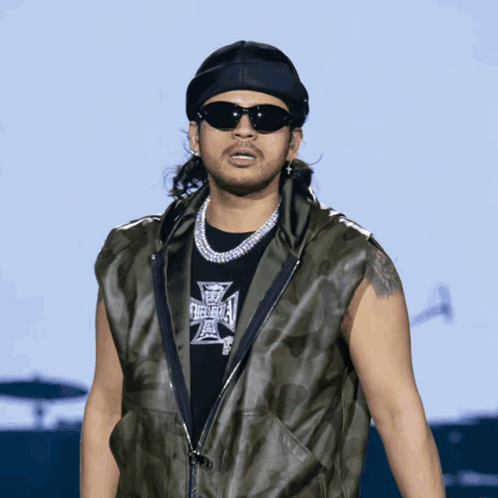 A Man Wearing Sunglasses And A Black Shirt That Says Freeway On It GIF