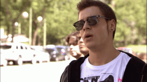 a man wearing sunglasses and a t-shirt that says " a tres dias " on it