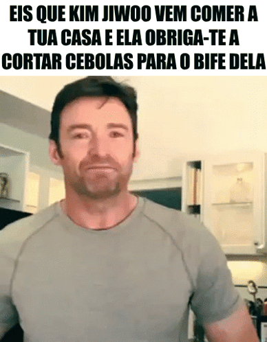 A Man With A Beard Is Wearing A Grey Shirt With A Caption That Reads Eis Que Kim Jiwoo Vem Comer GIF