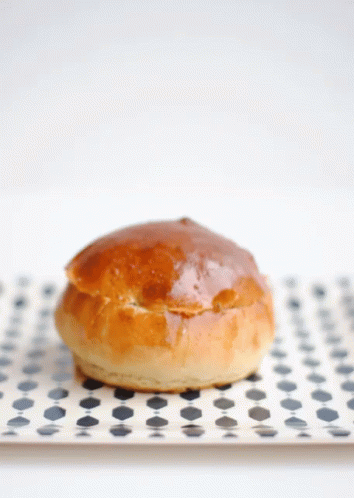 A Pastry Being Decorated With A Piping Bag That Has The Letter L On It GIF