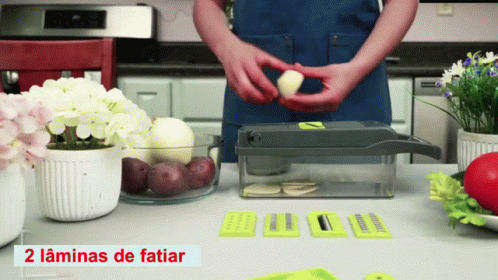 A Person Is Using A Vegetable Slicer With The Words 2 Laminas De Fatiar Written On The Bottom GIF