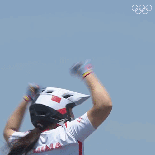 A Person Wearing A Helmet And A Shirt That Says ' De ' On It GIF