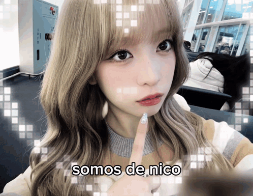 A Picture Of A Girl With Blonde Hair And The Words Somos De Nico Above Her GIF
