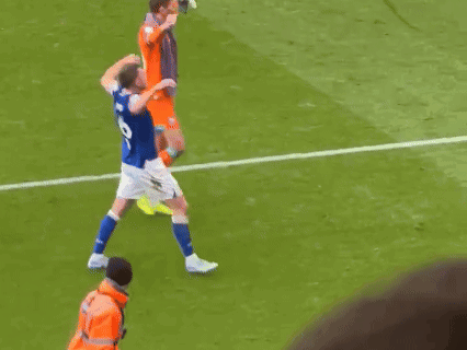 a soccer player in a blue jersey with the number 9 on it