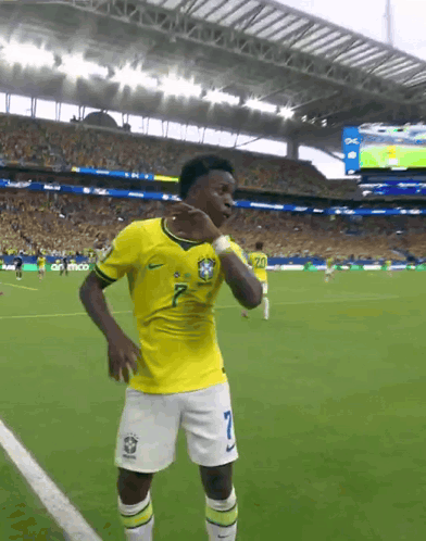 A Soccer Player In A Yellow Jersey With The Number 7 On It GIF