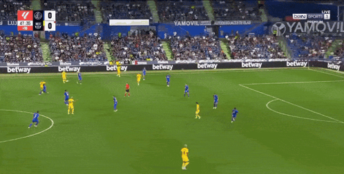 A Soccer Player In A Yellow Jersey With The Number 7 On It GIF