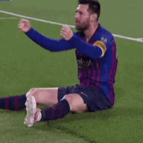 A Soccer Player Wearing A Blue Shirt With Rakuten On It GIF