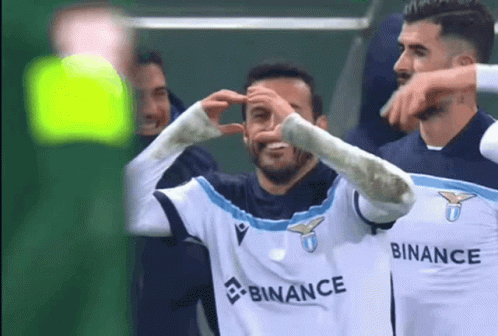a soccer player wearing a jersey that says binance