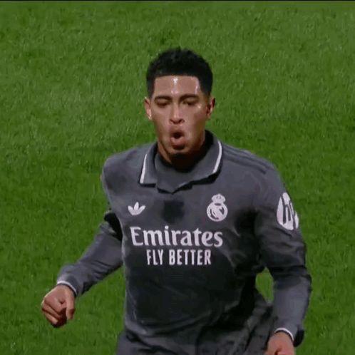 A Soccer Player Wearing A Jersey That Says Tes On It GIF