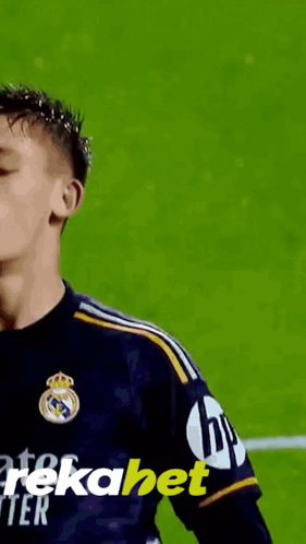 A Soccer Player Wearing A Jersey With Hp On The Sleeve GIF