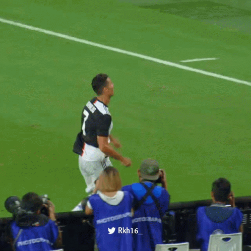 A Soccer Player Wearing A Number 7 Jersey Stands On The Field GIF