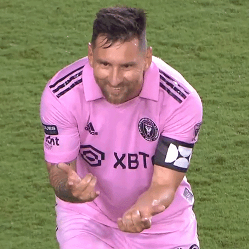 A Soccer Player Wearing A Pink Shirt With Xbt On It GIF