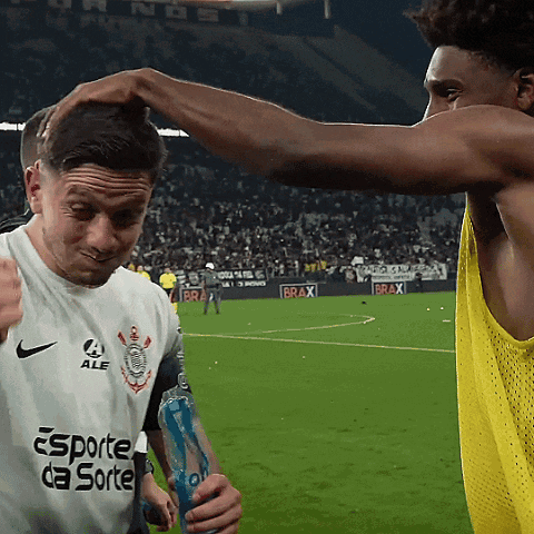 A Soccer Player Wearing A Shirt That Says Esporte Da Sorte GIF