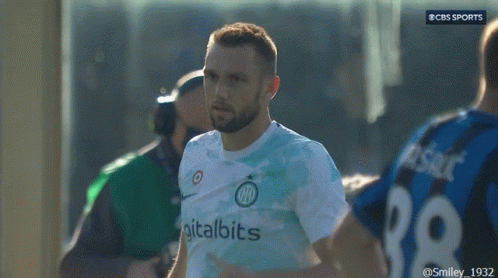 a soccer player wearing a shirt that says " italbits " on it