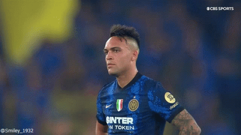a soccer player wearing a shirt that says ' sinter token ' on it