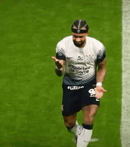 a soccer player wearing a white shirt that says esportes da sorte