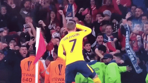 A Soccer Player Wearing A Yellow Jersey With The Number 7 On It GIF