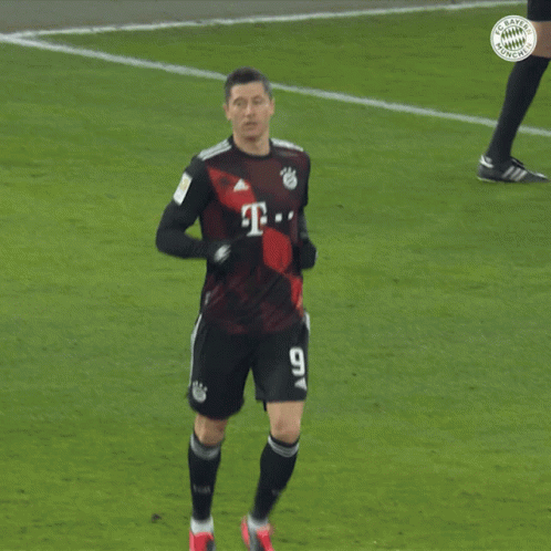 A Soccer Player With The Number 21 On Their Jersey GIF