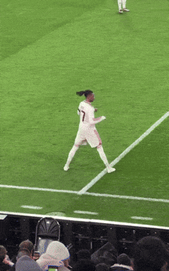 A Soccer Player With The Number 7 On Their Jersey GIF