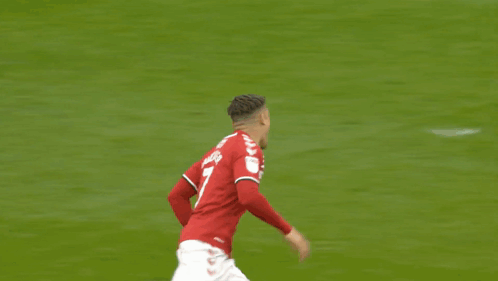 a soccer player with the number 7 on their jersey