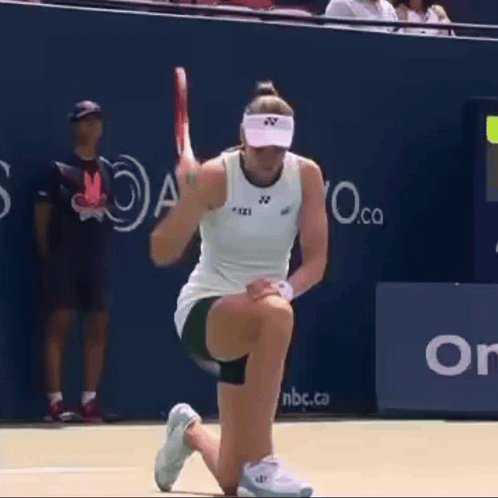 a tennis player wearing a white tank top and a visor with the letters yz on it