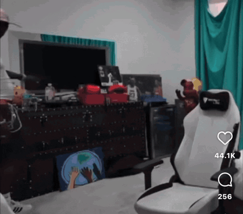 A Video Of A Person Playing A Video Game Shows A Chair With A Heart On It GIF
