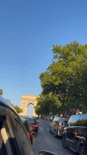 A View Of The Triumphal Arch From A Busy City Street GIF