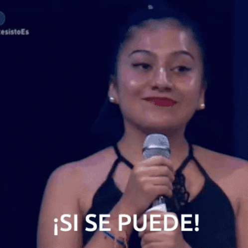 a woman holding a microphone with the words si se puede on the bottom