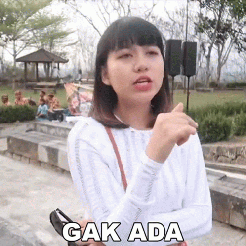 Woman Making Funny Face Saying Ga Ada GIF