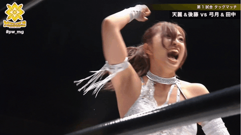 A Woman In A Wrestling Ring With Chinese Writing On The Screen GIF