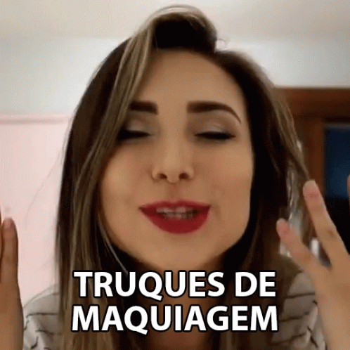 A Woman Is Making A Funny Face With The Words Truces De Maquiagem Above Her Head GIF