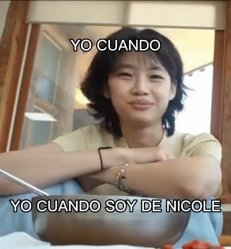 A Woman Is Sitting At A Table With Her Arms Crossed And The Words Yo Cuando Yo Cuando Soy De Nicole GIF