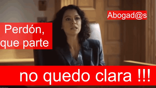 A Woman Sits In A Chair With The Words Perdon Que Parte No Quedo Clara !!! Behind Her GIF