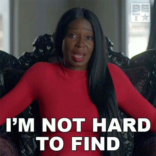 a woman sitting in a chair with the words i 'm not hard to find behind her