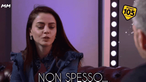 A Woman Sitting On A Couch With The Words Non Spesso Written In Front Of Her GIF