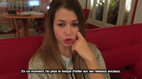 A Woman Sitting On A Red Couch With A Caption That Says En Ce Moment J'ai Plus GIF