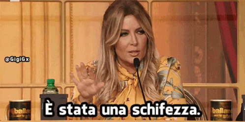 a woman speaking into a microphone with the words e stata una schiezza