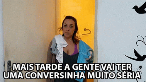 a woman standing in front of a door with the words mais tarde a gente vai ter uma conversinha muito seria on the bottom