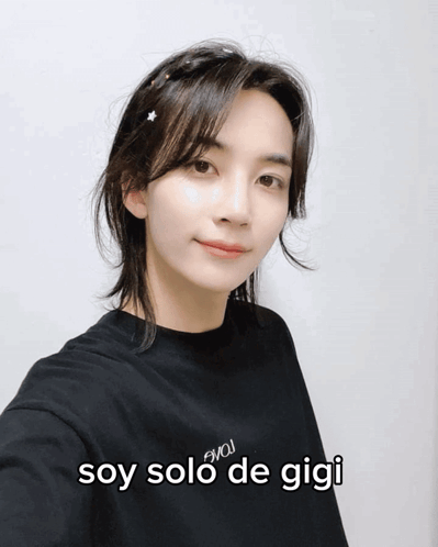 A Woman Wearing A Black Shirt With The Words Soy Solo De Gigi On The Front GIF